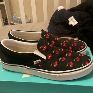 Vans Slip-Ons Black/White Cherry design
